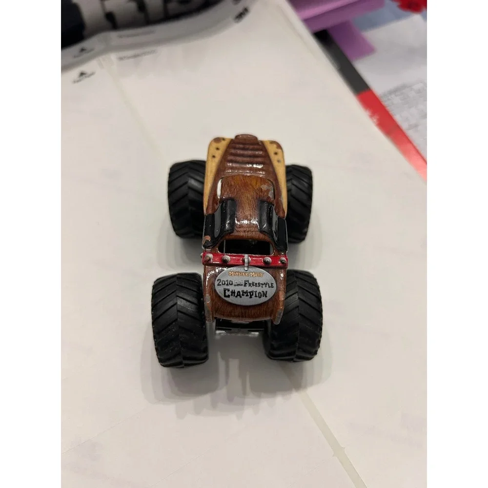 Hot Wheels Monster Jam Monster Mutt 2010 Freestyle Champion Diecast Truck 1:64